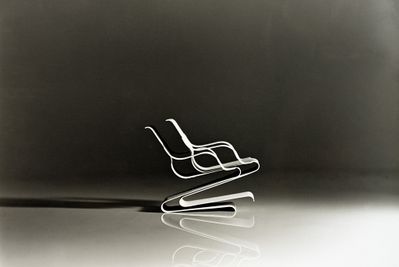 Egon Rainer, Prototyp eines stapelbaren Freischwingers mit und ohne Armlehne, ausführbar aus veredeltem Federstahl, Aluminium oder Schichtholz
Entwurf 1966, publiziert in Domus 1971