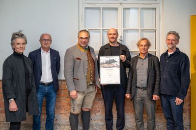 Preisträger Volksschule Annaberg-Lungötz; Im Bild v.l.: Mia Flieher (Leiterin Referat Landeshochbau Land Salzburg), Peter Gutschner (Kulturabteilung Land Salzburg), Martin Promok (Bürgermeister Annaberg-Lungötz), Stefan Höll (struber schwarzenbacher architekten), Wolfgang Schwarzenbacher (struber schwarzenbacher architekten), Christian Struber (struber schwarzenbacher architekten).