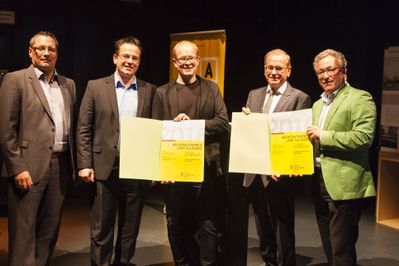 Bauherr Asfinag mit Mitarbeiter Büro marte.marte (Mitte) und Landesrat Schellhorn (rechts) bei der Urkundenüberreichung.