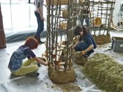 Bau einer Lehmwand für die Ausstellung von Francis Kéré