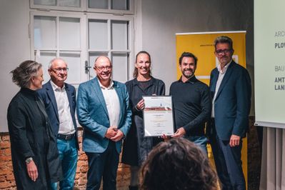 Anerkennungspreis Landwirtschaftliche Fachschule Winklhof in Oberalm; Im Bild v.l.: Mia Flieher (Leiterin Referat Landeshochbau Land Salzburg), Peter Gutschner (Kulturabteilung Land Salzburg), Georg Springl (Direktor Landwirtschaftliche Fachschule Winklhof), Marion Gruber (PLOV Architekten), Christoph Leitner (PLOV Architekten) und Christoph Faistauer (Landesschulinspektor Land Salzburg)